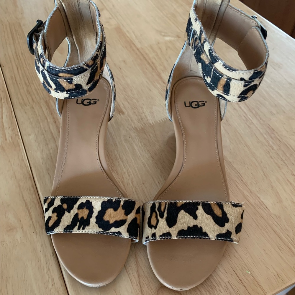 Ugg size 6 sandals, leopard type Hyde leather, zipper back! Perfect condition